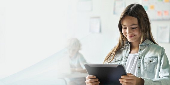 Schülerin mit Tablet