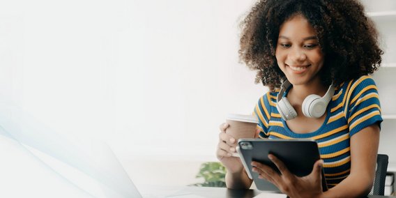 Schülerin mit Tablet