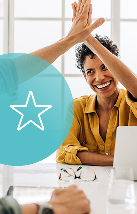 lachende Frau am Tablet mit Handschlag